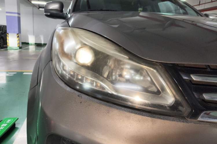 Used JMC Yusheng S350 2014 2.4T Automatic 2WD Diesel Luxury Version with Sunroof 5 Seats Right Front Headlight