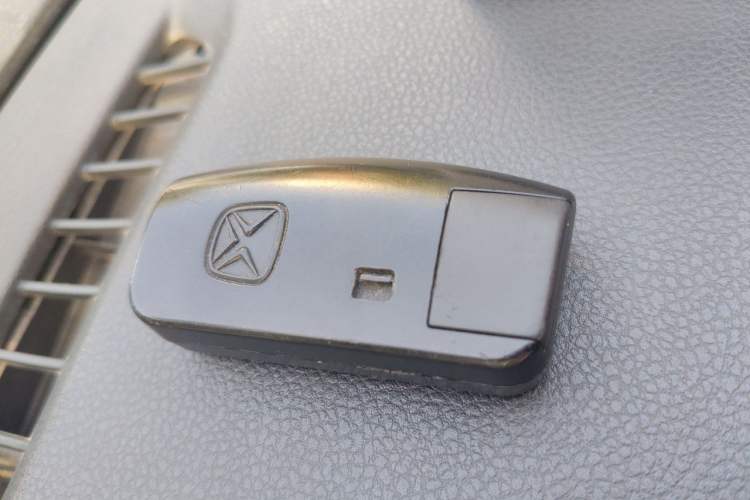 Used JMC Yusheng S350 2014 2.4T Automatic 2WD Diesel Luxury Version with Sunroof 5 Seats Vehicle Key