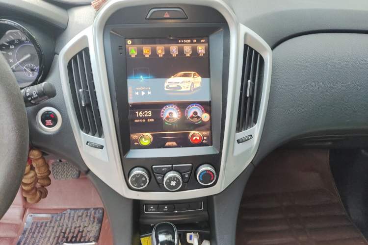 Used JMC Yusheng S350 2014 2.4T Automatic 4x4 Diesel Luxury Version with Sunroof 5 Seats Audio And AC Panel