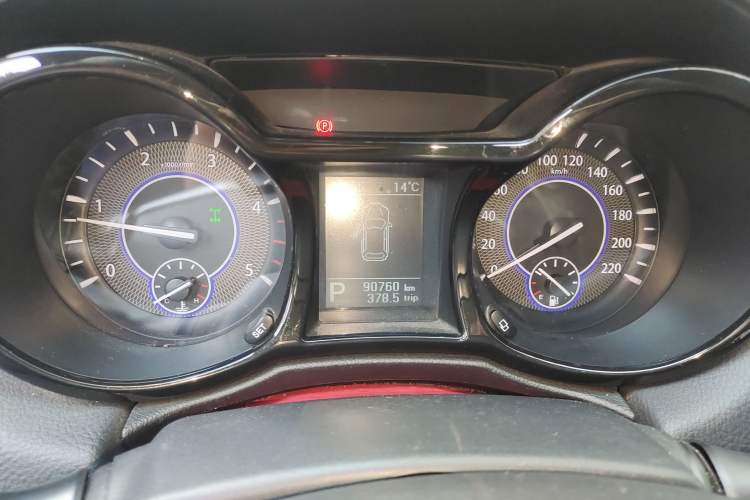 Used JMC Yusheng S350 2014 2.4T Automatic 4x4 Diesel Luxury Version with Sunroof 5 Seats Instrument Cluster