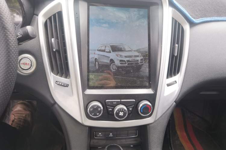 Used JMC Yusheng S350 2014 2.4T Automatic 4x4 Diesel Luxury Version with Sunroof 5 Seats Audio And AC Panel