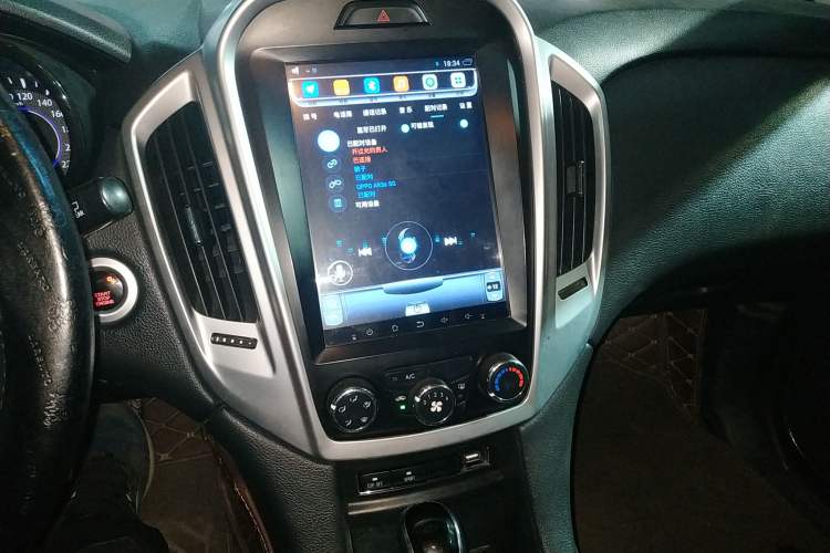 Used JMC Yusheng S350 2014 2.4T Automatic 2WD Diesel Luxury Version with Sunroof 5 Seats Audio And AC Panel
