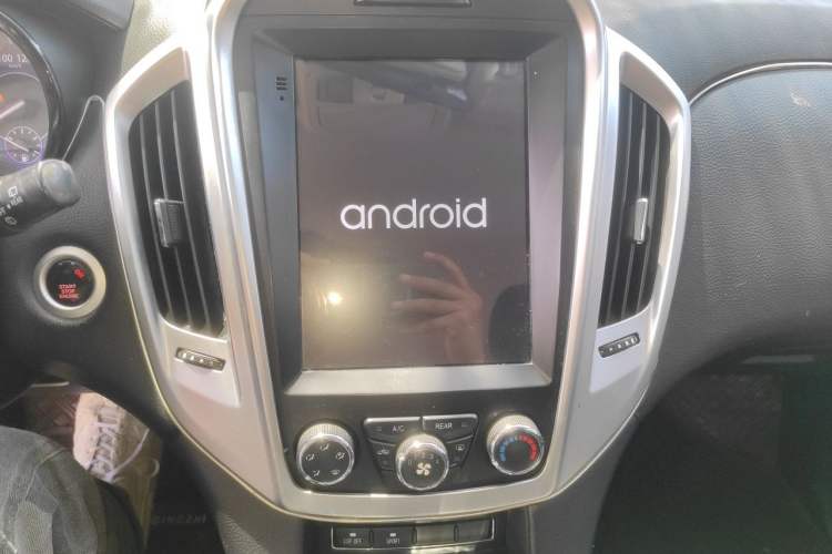 Used JMC Yusheng S350 2014 2.4T Automatic 2WD Diesel Luxury Version with Sunroof 7 Seats Audio And AC Panel