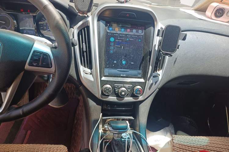 Used JMC Yusheng S350 2014 2.4T Automatic 4x4 Diesel Luxury Version with Sunroof 7 Seats Audio And AC Panel