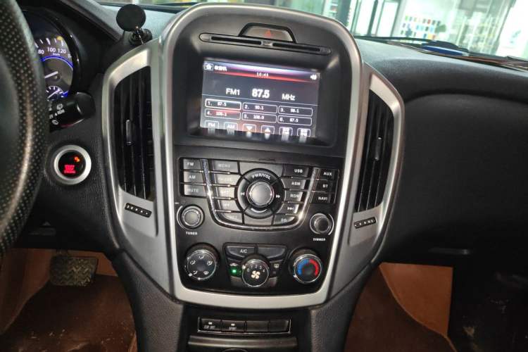 Used JMC Yusheng S350 2014 2.4T Automatic 2WD Diesel Luxury Version with Sunroof 5 Seats Audio And AC Panel