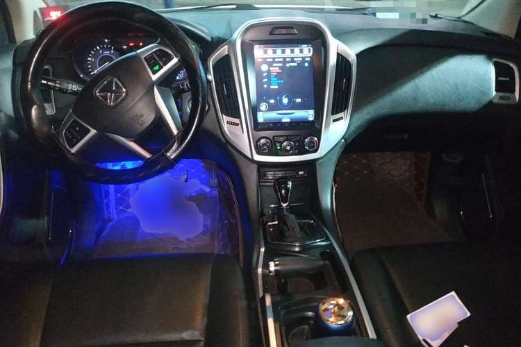 Used JMC Yusheng S350 2014 2.4T Automatic 2WD Diesel Luxury Version with Sunroof 5 Seats Center Console