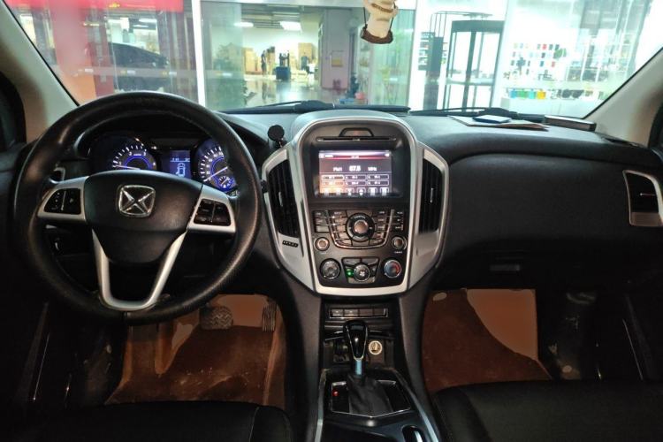 Used JMC Yusheng S350 2014 2.4T Automatic 2WD Diesel Luxury Version with Sunroof 5 Seats Center Console