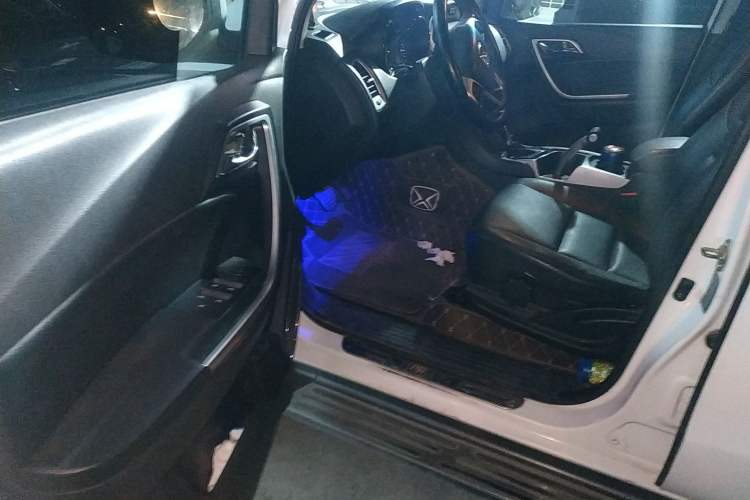 Used JMC Yusheng S350 2014 2.4T Automatic 2WD Diesel Luxury Version with Sunroof 5 Seats Driver Seat