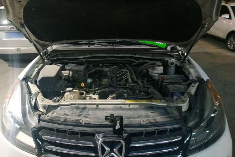 Used JMC Yusheng S350 2014 2.4T Automatic 2WD Diesel Luxury Version with Sunroof 5 Seats Engine Bay