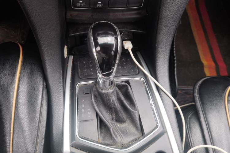 Used JMC Yusheng S350 2014 2.4T Automatic 4x4 Diesel Luxury Version with Sunroof 5 Seats Gear Lever
