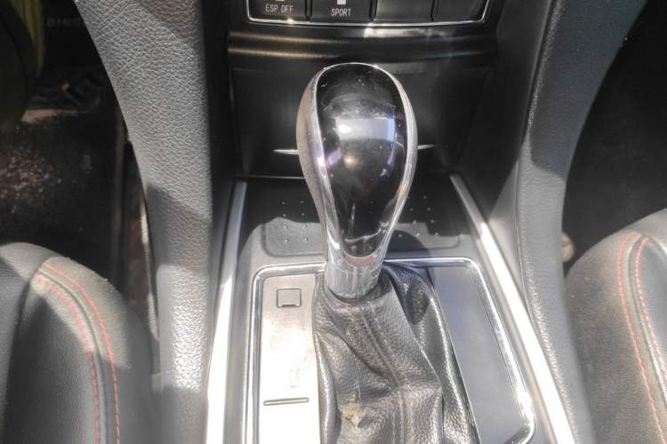 Used JMC Yusheng S350 2014 2.4T Automatic 2WD Diesel Luxury Version with Sunroof 7 Seats Gear Lever