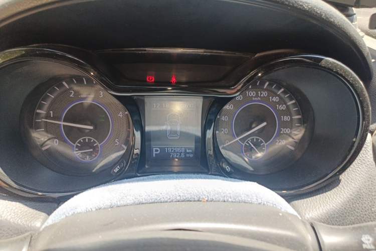 Used JMC Yusheng S350 2014 2.4T Automatic 4x4 Diesel Luxury Version with Sunroof 7 Seats Instrument Cluster