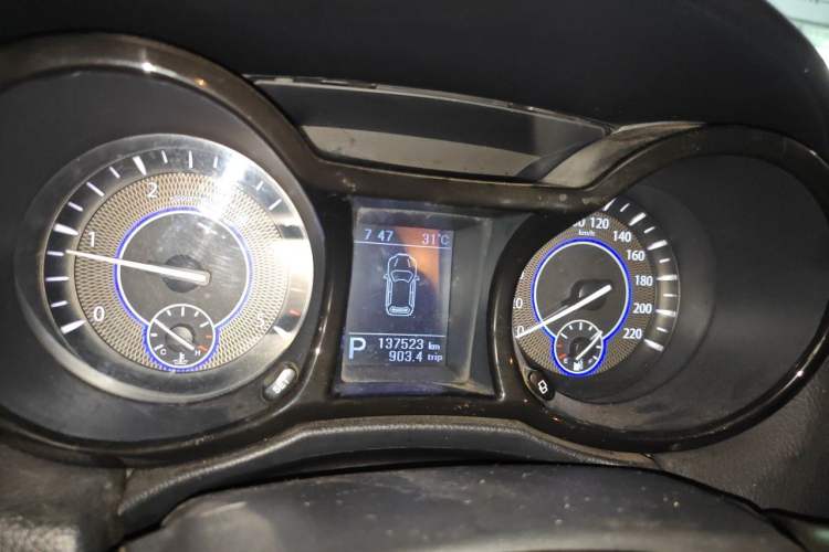 Used JMC Yusheng S350 2014 2.4T Automatic 2WD Diesel Luxury Version with Sunroof 5 Seats Instrument Cluster