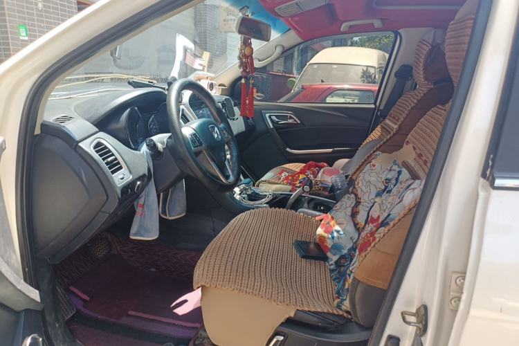 Used JMC Yusheng S350 2014 2.4T Automatic 4x4 Diesel Luxury Version with Sunroof 7 Seats Left Front Seat