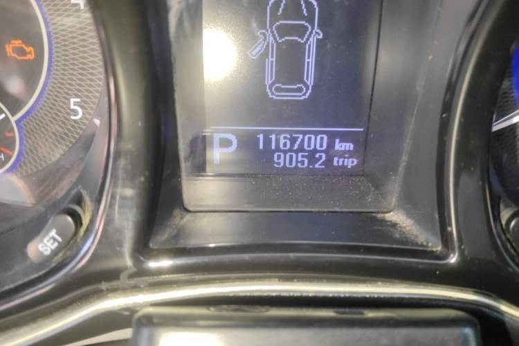 Used JMC Yusheng S350 2014 2.4T Automatic 2WD Diesel Luxury Version with Sunroof 7 Seats Odometer Close Up