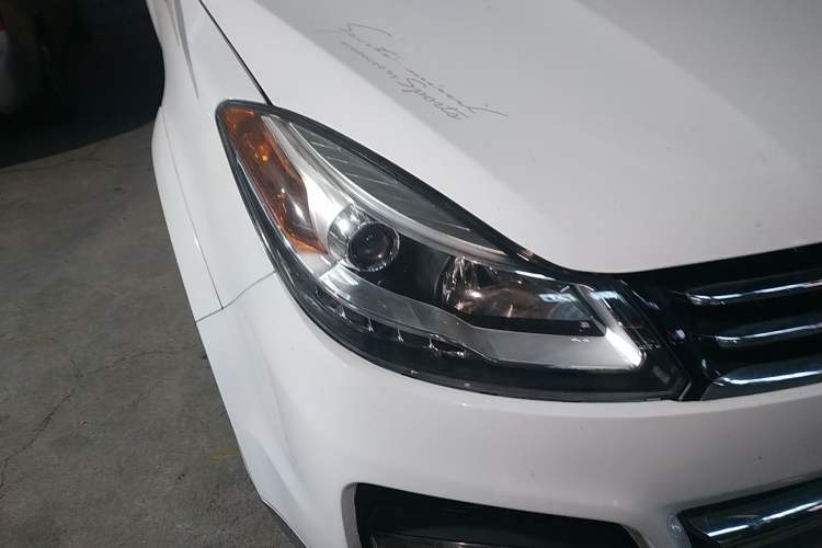 Used JMC Yusheng S350 2014 2.4T Automatic 2WD Diesel Luxury Version with Sunroof 5 Seats Right Front Headlight