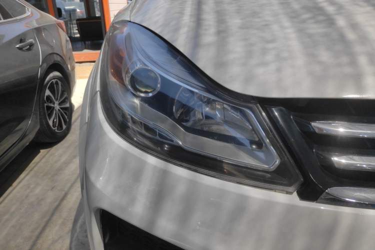 Used JMC Yusheng S350 2014 2.4T Automatic 2WD Diesel Luxury Version with Sunroof 7 Seats Right Front Headlight