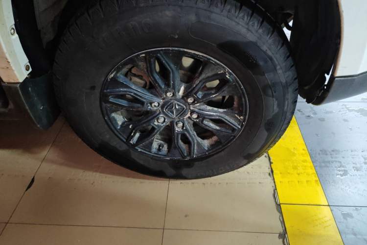 Used JMC Yusheng S350 2014 2.4T Automatic 2WD Diesel Luxury Version with Sunroof 5 Seats Right Front Wheel Hub