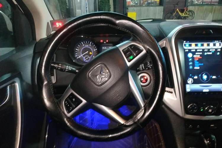 Used JMC Yusheng S350 2014 2.4T Automatic 2WD Diesel Luxury Version with Sunroof 5 Seats Steering Wheel