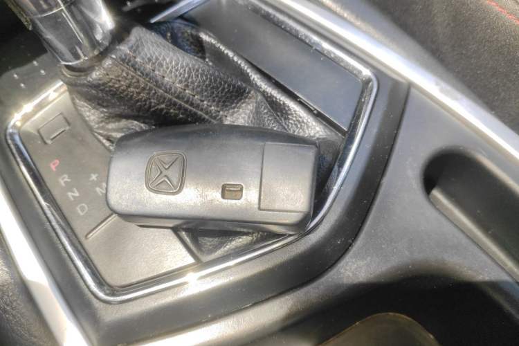 Used JMC Yusheng S350 2014 2.4T Automatic 2WD Diesel Luxury Version with Sunroof 7 Seats Vehicle Key
