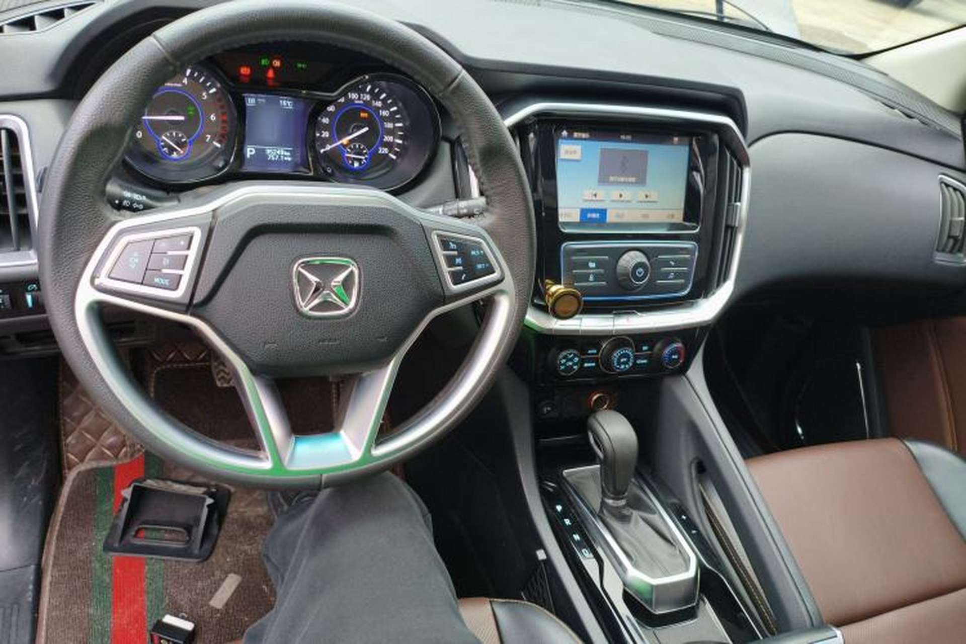 Used JMC Yusheng S350 2016 2.0T Automatic 4x4 Gasoline Luxury Version with Sunroof 7 Seats Center Console