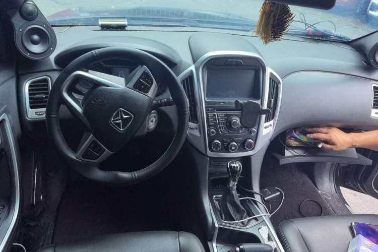 Used JMC Yusheng S350 2016 2.4T Manual Two-Wheel Drive Diesel Luxury Edition 5 Seats Center Console