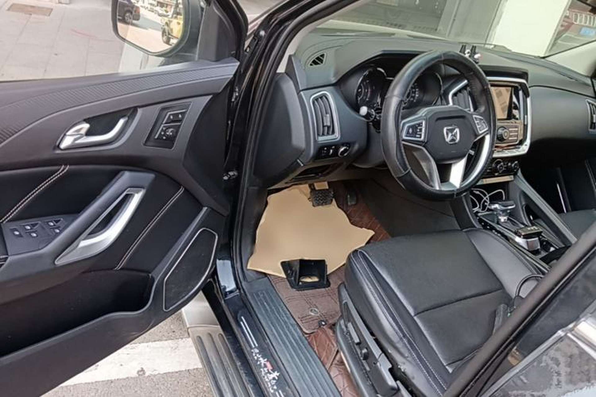 Used JMC Yusheng S350 2016 2.0T Automatic 4x4 Gasoline Luxury Version with Sunroof 7 Seats Driver Seat
