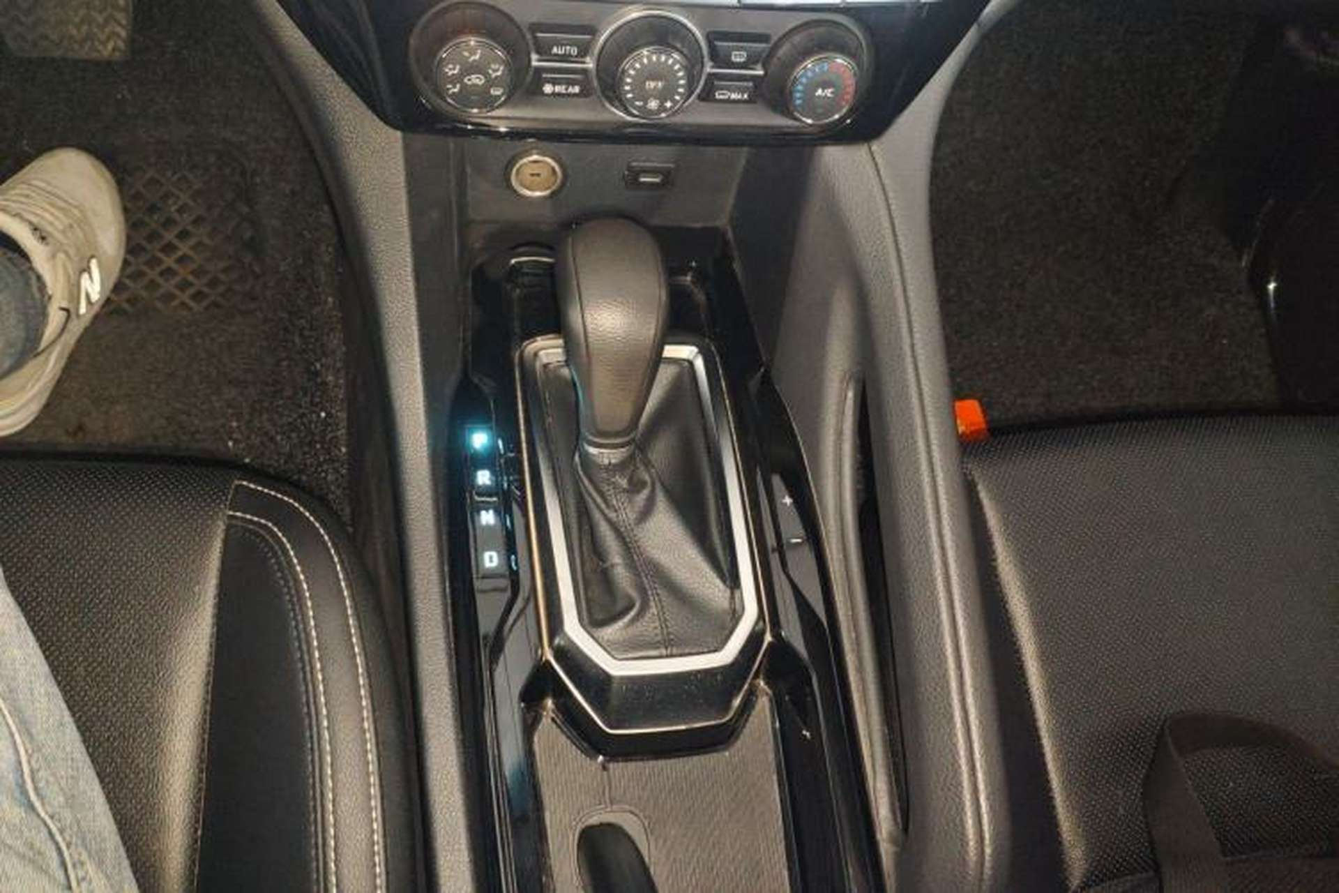 Used JMC Yusheng S350 2016 2.0T Automatic Two-Wheel Drive Gasoline Ultra-Luxury 7-Seater Gear Lever