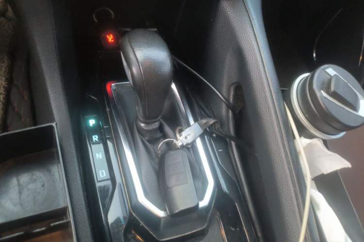 Used JMC Yusheng S350 2016 2.0T Automatic All-Wheel Drive Gasoline Ultra-Luxury 5-Seater Gear Lever