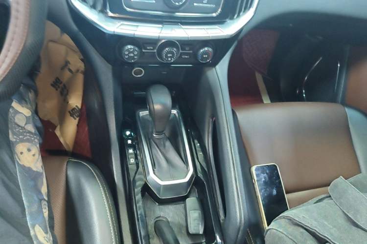 Used JMC Yusheng S350 2016 2.0T Automatic Two-Wheel Drive Gasoline Luxury Edition 5 Seats Gear Lever