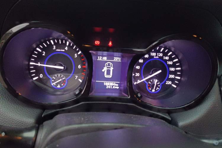 Used JMC Yusheng S350 2016 2.0T Manual Two-Wheel Drive Gasoline Luxury Version with Sunroof 5 Seats Instrument Cluster