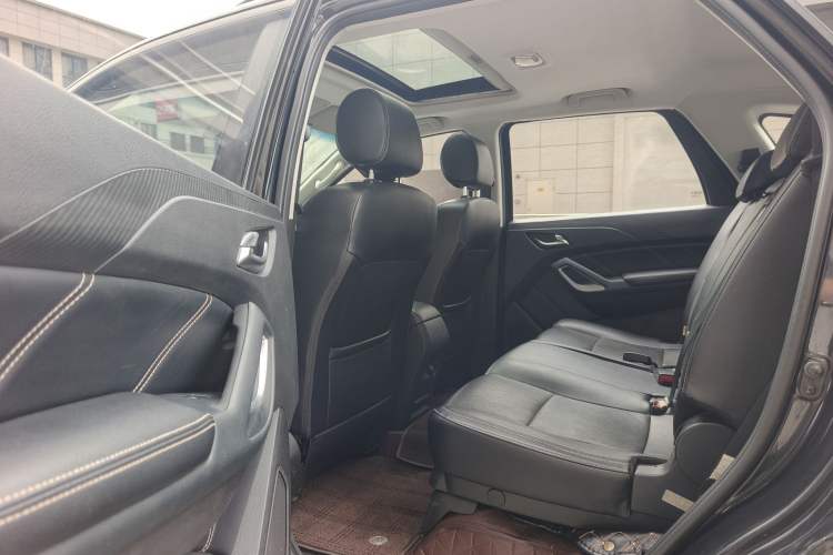 Used JMC Yusheng S350 2016 2.0T Automatic 4x4 Gasoline Luxury Version with Sunroof 7 Seats Interior 3