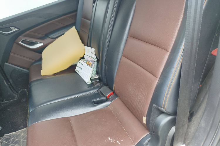 Used JMC Yusheng S350 2016 2.0T Automatic Two-Wheel Drive Gasoline Luxury Edition 5 Seats Interior 4
