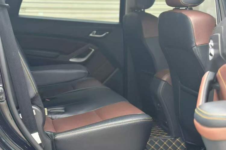 Used JMC Yusheng S350 2016 2.0T Automatic All-Wheel Drive Gasoline Luxury Edition 5 Seats Interior 4