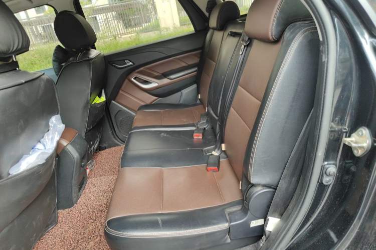 Used JMC Yusheng S350 2016 2.4T Automatic 2WD Diesel Luxury Version with Sunroof 7 Seats Left Rear Seat