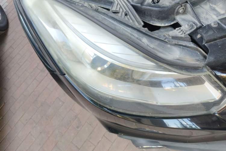 Used JMC Yusheng S350 2016 2.0T Automatic All-Wheel Drive Gasoline Ultra-Luxury 7-Seater Right Front Headlight