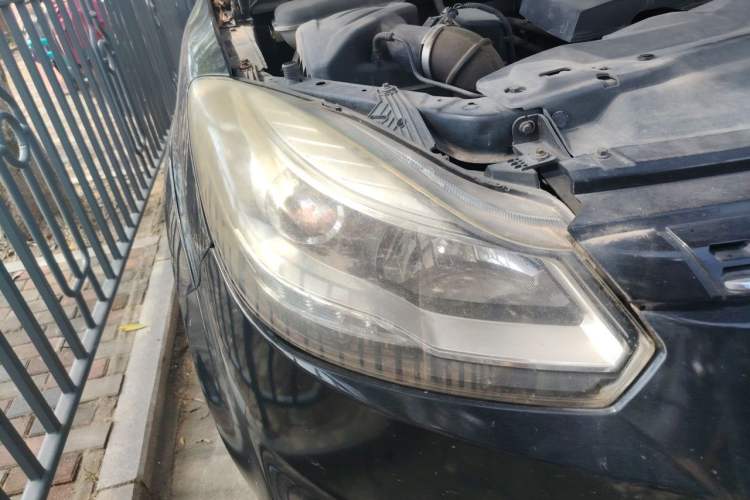 Used JMC Yusheng S350 2016 2.0T Automatic Two-Wheel Drive Gasoline Ultra-Luxury 7-Seater Right Front Headlight