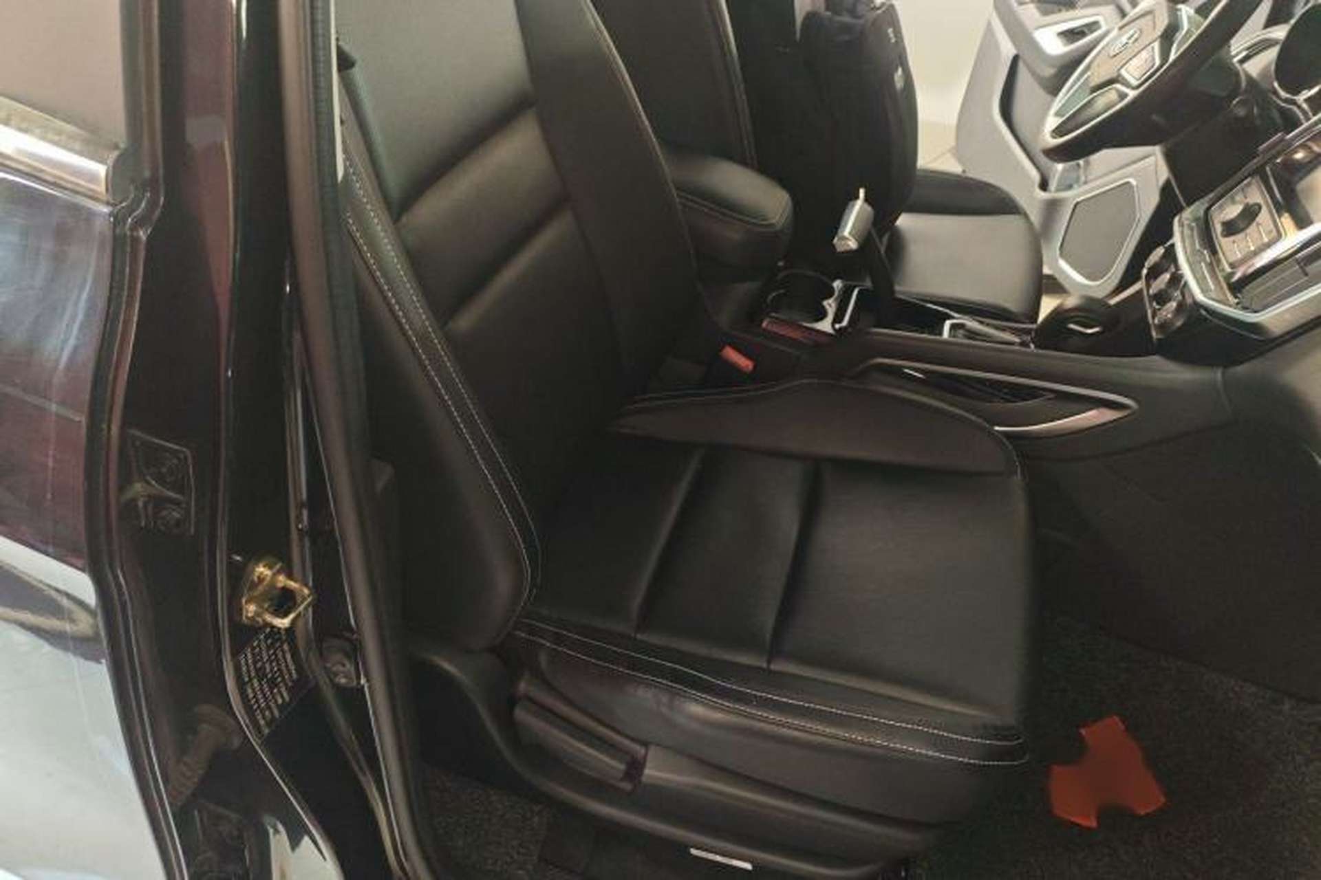 Used JMC Yusheng S350 2016 2.0T Automatic Two-Wheel Drive Gasoline Ultra-Luxury 7-Seater Right Front Seat
