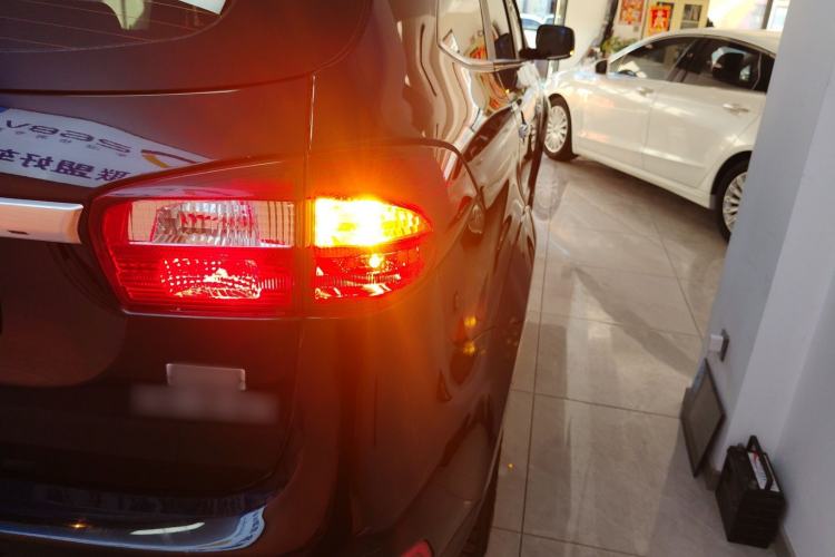 Used JMC Yusheng S350 2016 2.0T Automatic All-Wheel Drive Gasoline Luxury Version with Sunroof 5 Seats Right Rear Taillight
