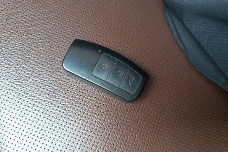 Used JMC Yusheng S350 2016 2.0T Automatic All-Wheel Drive Gasoline Luxury Version with Sunroof 5 Seats Vehicle Key