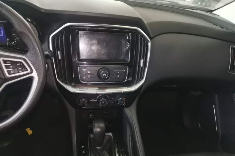 Used JMC Yusheng S350 2016 2.4T Automatic 4x4 Diesel Luxury 5-Seater Audio And AC Panel