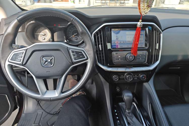 Used JMC Yusheng S350 2016 2.0T Automatic Two-Wheel Drive Gasoline Luxury Version with Sunroof 5 Seats Center Console