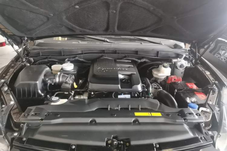 Used JMC Yusheng S350 2016 2.4T Automatic 4x4 Diesel Luxury 5-Seater Engine Bay