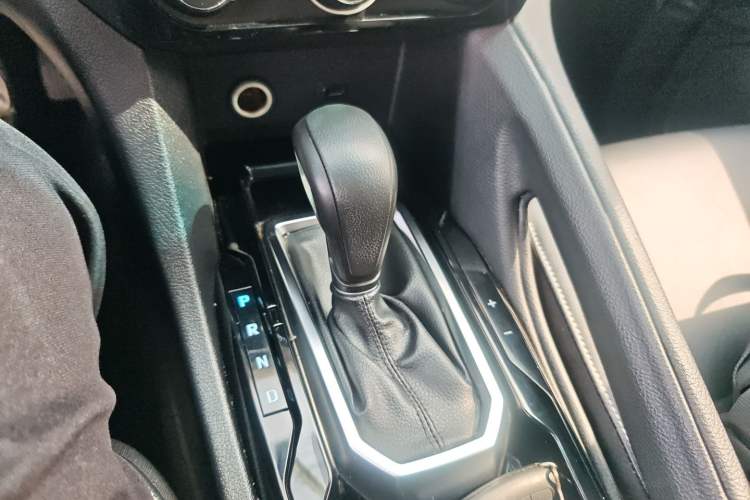 Used JMC Yusheng S350 2016 2.0T Automatic Two-Wheel Drive Gasoline Luxury Edition 5 Seats Gear Lever