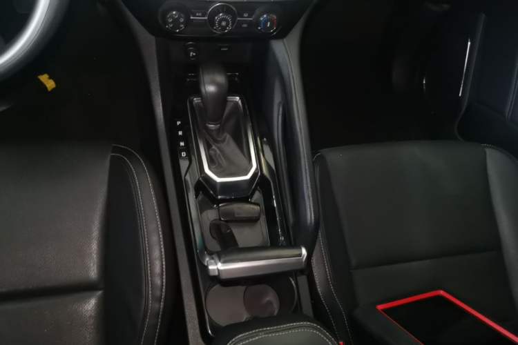 Used JMC Yusheng S350 2016 2.4T Automatic 4x4 Diesel Luxury 5-Seater Gear Lever