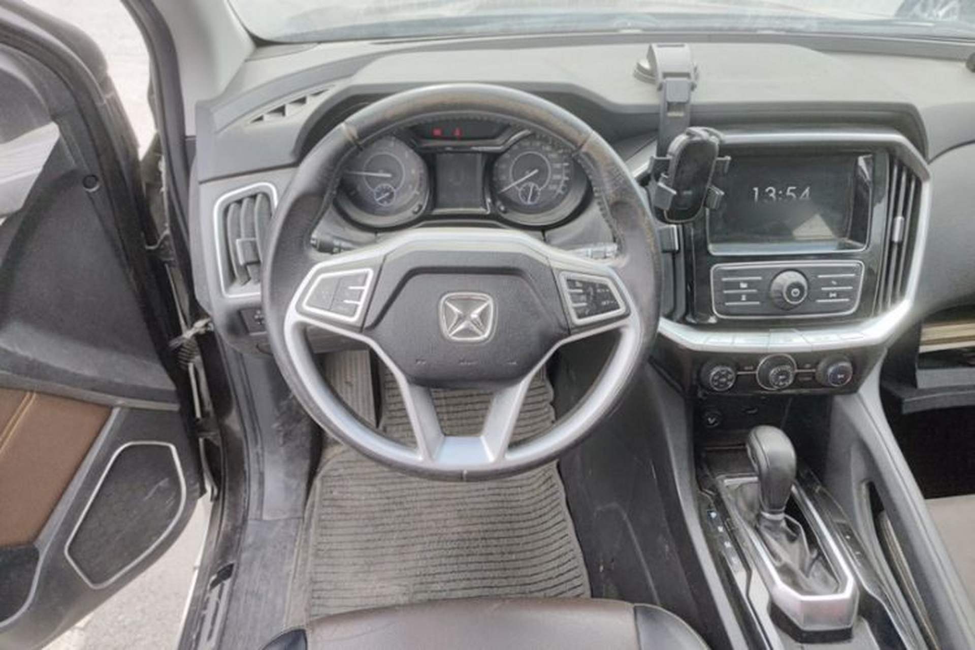 Used JMC Yusheng S350 2016 2.0T Automatic All-Wheel Drive Gasoline Ultra-Luxury 5-Seater Interior 1