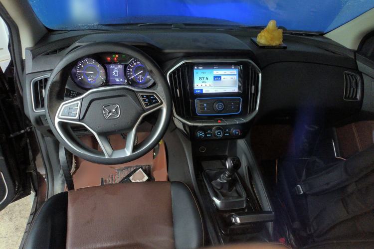 Used JMC Yusheng S350 2016 2.0T Manual 4x4 Gasoline Luxury Version with Sunroof 7 Seats Interior 2