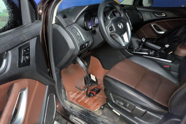 Used JMC Yusheng S350 2016 2.0T Manual 4x4 Gasoline Luxury Version with Sunroof 7 Seats Interior 3