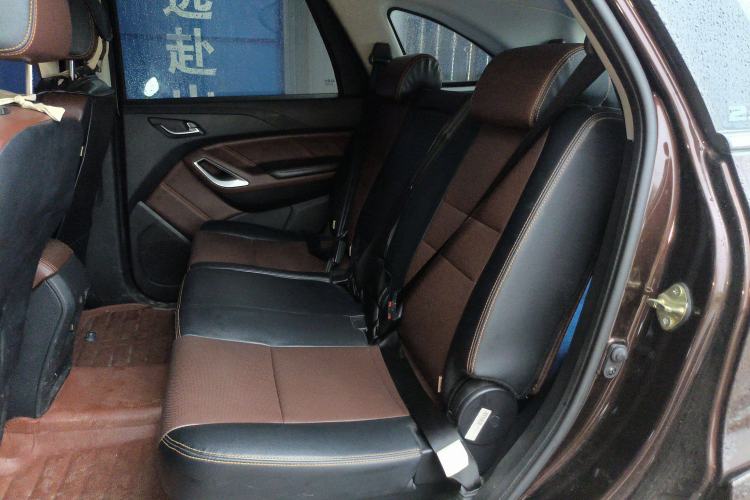 Used JMC Yusheng S350 2016 2.0T Manual 4x4 Gasoline Luxury Version with Sunroof 7 Seats Interior 4