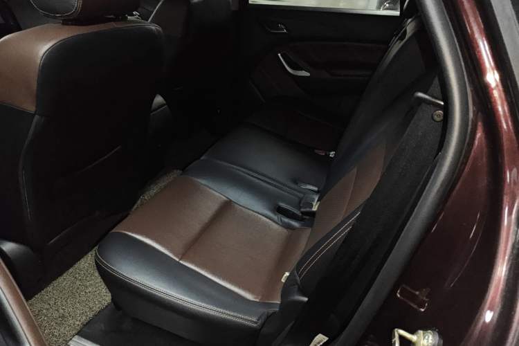 Used JMC Yusheng S350 2016 2.0T Automatic Two-Wheel Drive Gasoline Luxury Version with Sunroof 5 Seats Interior 4